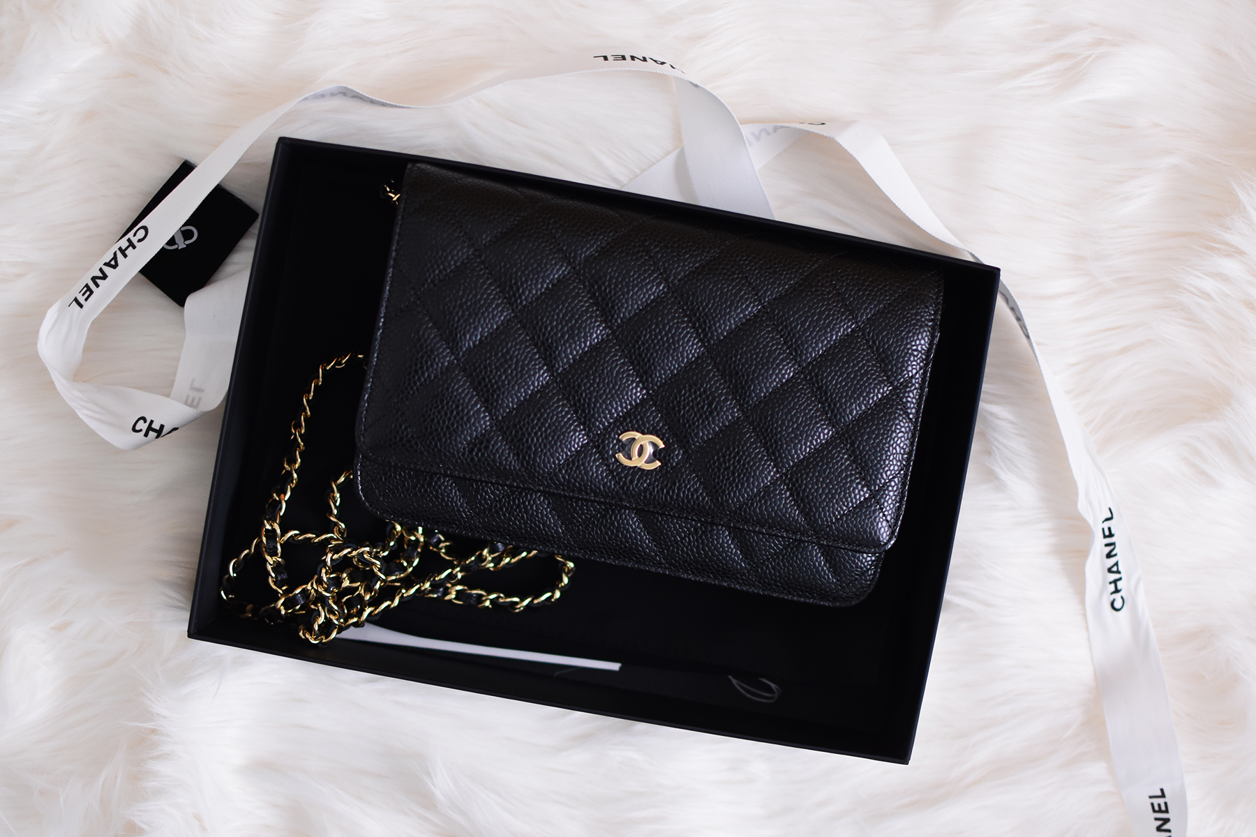 Wallet on chain leather handbag Chanel Black in Leather - 38695204