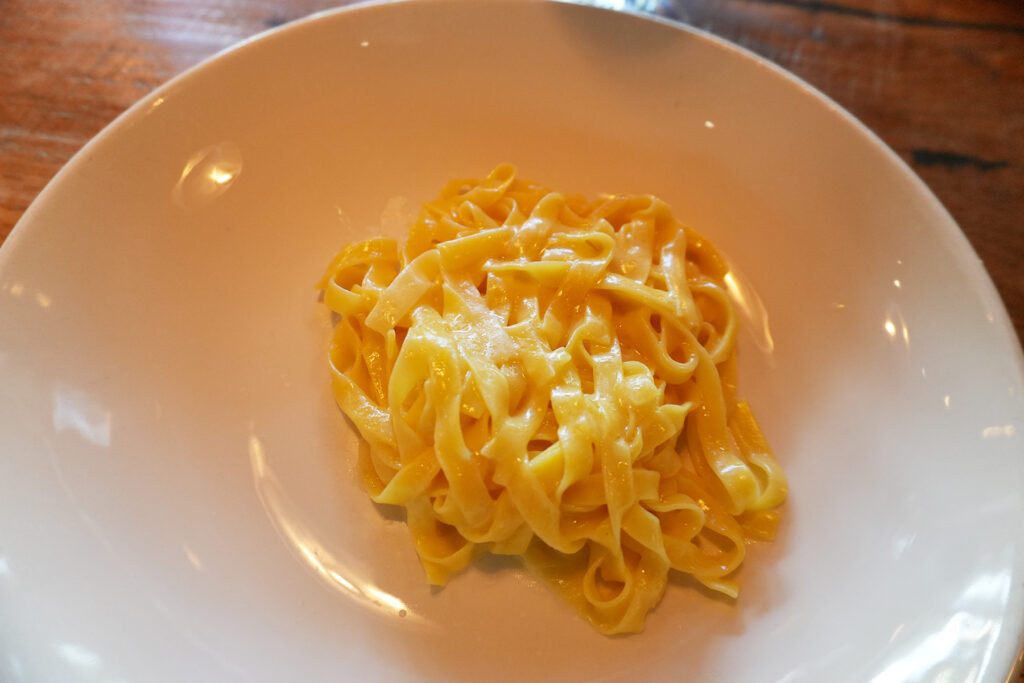 uovo tagliatelle in truffle sauce